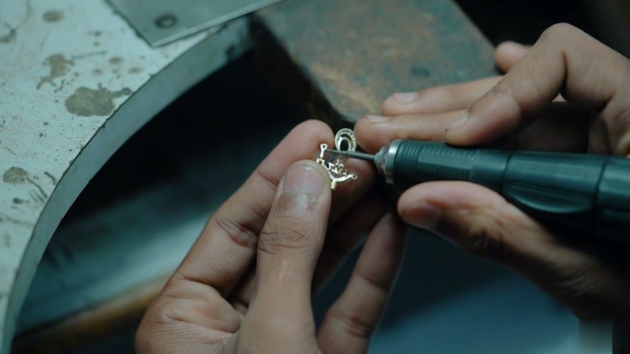 Delvaro Privé jewelry process: gemstone preparation, CAD, bench work, setting, polishing and inspection. Poster: hands refining a jewelry mount with a rotary hand tool.